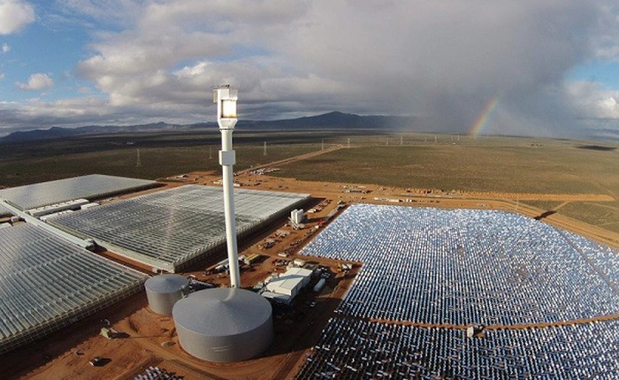 Trang trại đầu tiên trên thế giới hoạt động giữa hoang mạc, chỉ sử dụng năng lượng mặt trời và nước biển