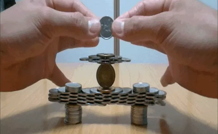 Những tác phẩm nghệ thuật không tưởng được xếp bằng đồng xu của nghệ nhân người Nhật Bản