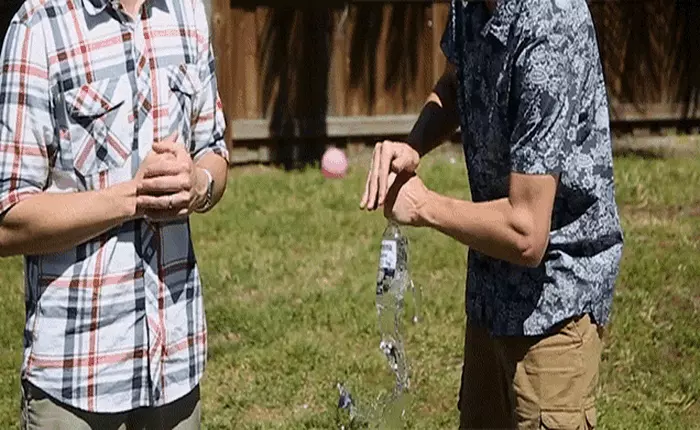 Tại sao khi bạn dùng tay đập vào miệng chai, phần đáy lại vỡ?