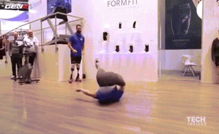 [Video] Nhờ công nghệ chân giả, anh chàng cụt chân này vẫn có thể nhảy hip hop như thường