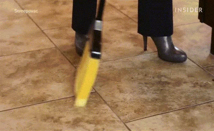 [Video] Bỏ cái xẻng hót rác đi, quét nhà xong chỉ cần đẩy vào đây thôi