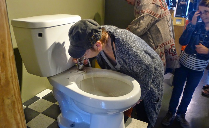 Vì thiếu nước sạch, loài người có thể sẽ phải uống nước bồn cầu trong tương lai