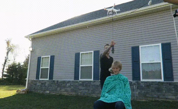 Anh chàng này dùng drone để cắt tóc, kết quả hết sức đắng lòng