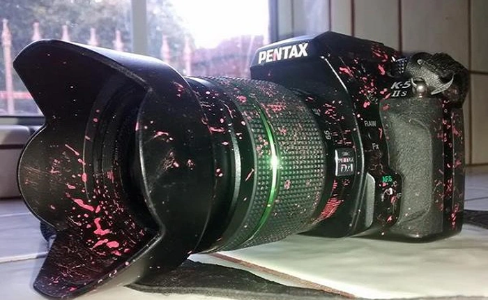 Pentax K-5 II chứng tỏ độ "trâu", vẫn hoàn hảo sau khi tắm đầy chất chống cháy