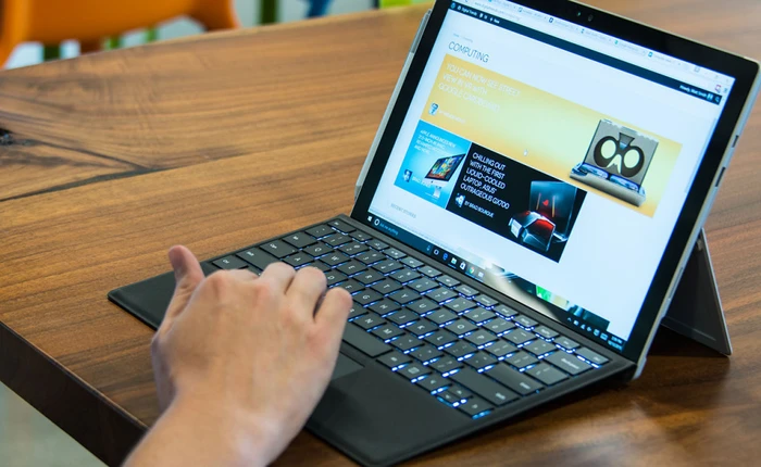 Microsoft lại đá xoáy Apple trong quảng cáo mới của Surface Pro 4