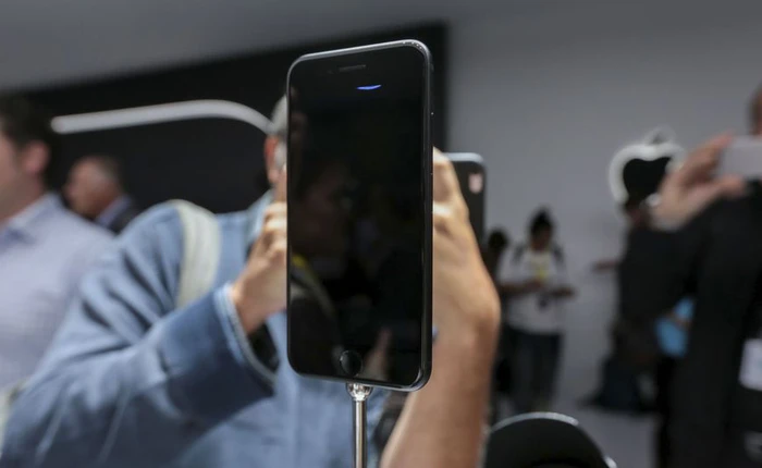 iPhone 7 Jet Black trầy xước chỉ sau hơn 2 ngày dùng thử