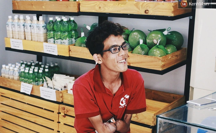 Lạc quan và kiên cường, đấy là cách chàng shipper cụt cả 2 tay đối mặt với cuộc sống đầy nhọc nhằn