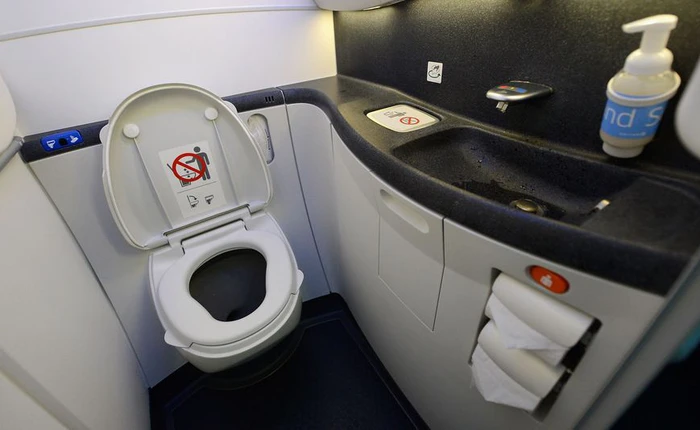 Bạn sẽ giật mình khi biết nơi bẩn nhất trên máy bay không phải là bồn cầu, mà là ngay trước mặt bạn