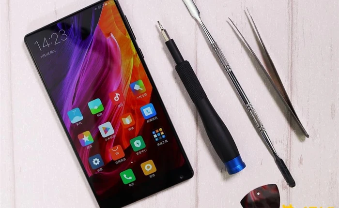 Mổ bụng smartphone không cạnh Mi Mix của Xiaomi
