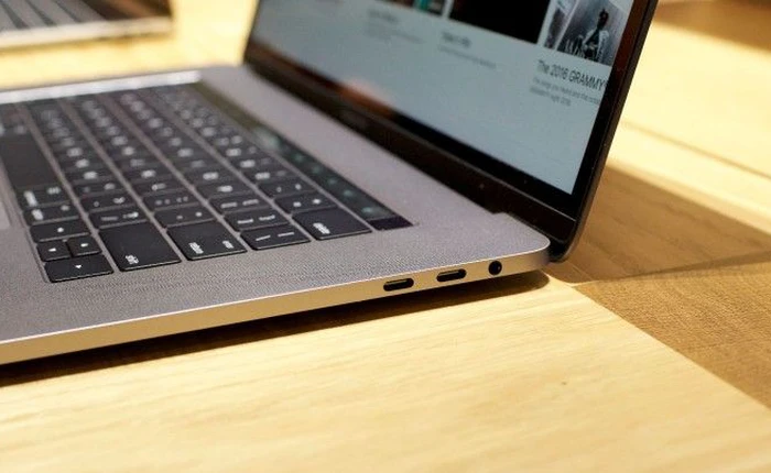 Apple lý giải vì sao MacBook Pro 2016 không có khe cắm thẻ SD