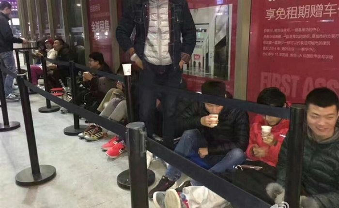 Hình ảnh xếp hàng dài giữa đêm tại Mi Home store để chờ mua Mi Mix và Mi Note 2