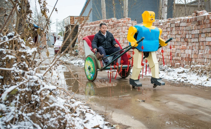 Đến thăm người nông dân dành 30 năm cuộc đời cho "gia đình robot"