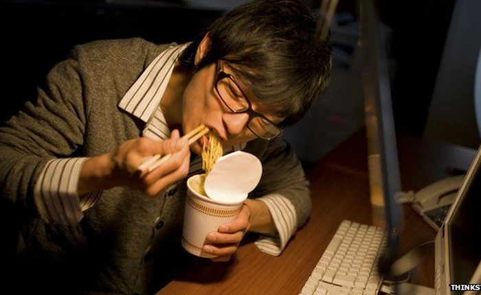 Làm việc qua đêm, bạn nên ăn uống thế nào từ tối hôm trước đến sáng hôm sau?