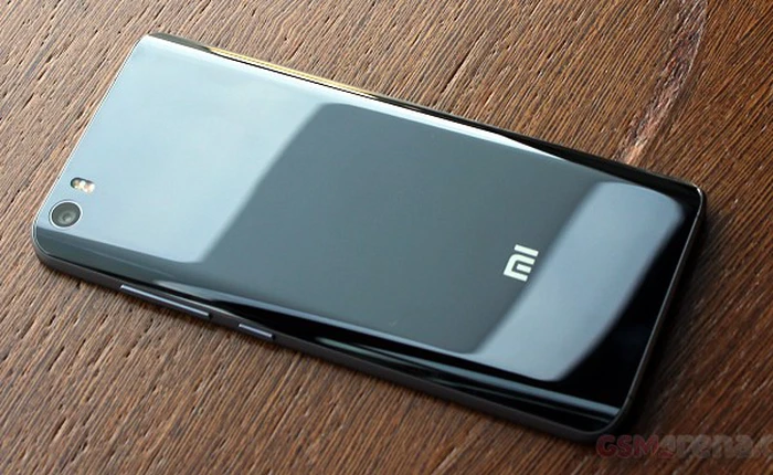 Hoàng Hà Mobile và CellphoneS bất ngờ bán Xiaomi Mi 5 chính hãng: 6.990.000 VNĐ, nhiều quà tặng