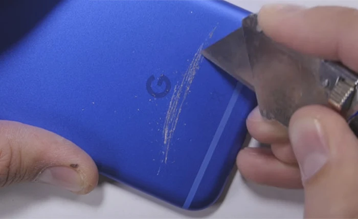 Tra tấn tàn bạo siêu phẩm Google Pixel bằng cách bẻ cong, đốt màn hình xem có sống sót nổi không