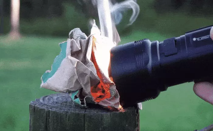 Chiếc đèn pin mini có thể đốt cháy cả giấy, nấu chín cả trứng