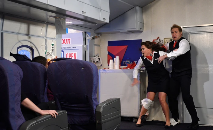 Điều gì sẽ xảy ra nếu bạn mở cửa thoát hiểm máy bay khi đang bay?