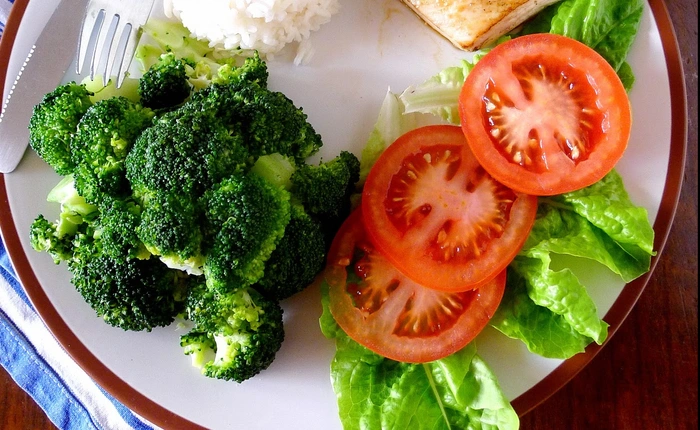 Đang ăn ít rau nhiều thịt, người Việt trẻ nên điều chỉnh thế nào để giảm nguy cơ ung thư tuổi trung niên?