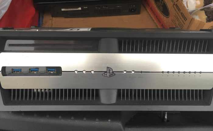 Người đàn ông này đã mua một chiếc PS4 thanh lý và những gì anh nhận được không chỉ gồm máy