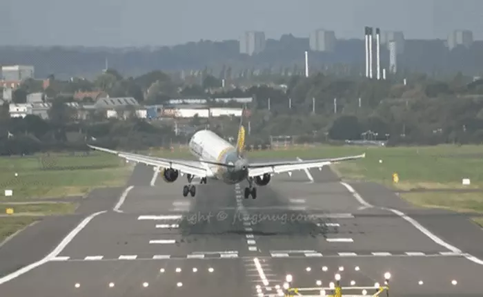 Máy bay hạ cánh trong điều kiện ngược gió là chuyện thường xảy ra nhưng vẫn khiến ta "toát mồ hôi hột" khi nhìn thấy