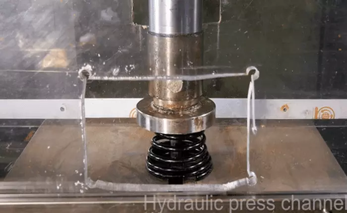 Lò xo bộ giảm xóc ô tô rất bền, nhưng liệu điều đó có cứu được nó khỏi máy nén thủy lực không?