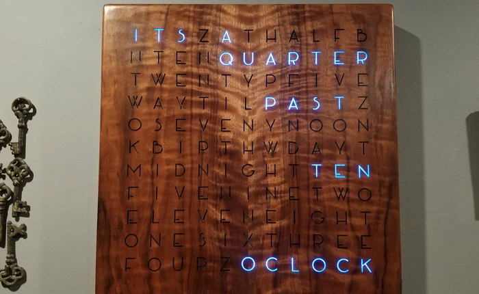 Xem anh chàng này tạo ra đồng hồ với "ma trận" chữ khác thường như thế nào