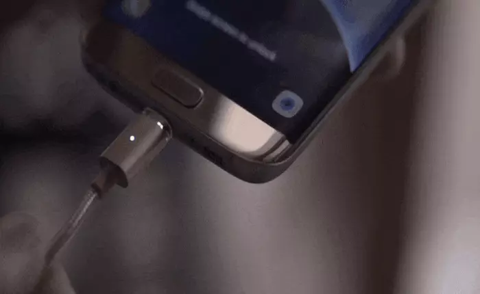 Dây sạc sang chảnh dát vàng 18K với nam châm giúp cắm đảo chiều tiện dụng