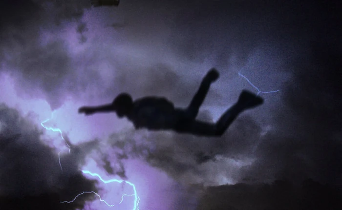 Gặp gỡ người đàn ông nhảy dù xuyên qua bão táp suốt hơn 40 phút từ độ cao 14km