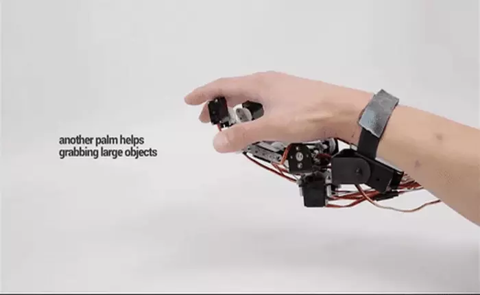 Thật tiện lợi nếu mỗi cánh tay của bạn có tới 2 bàn tay