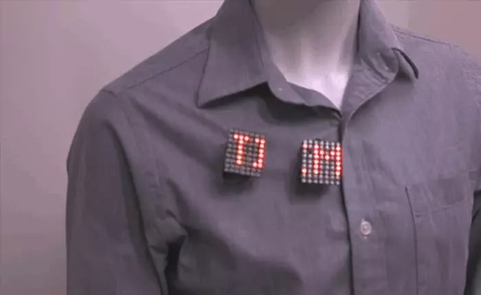 Robot y hệt côn trùng sống, tự điều khiển bản thân, tự sạc, di chuyển trên cơ thể bạn để lắp ráp thành đồ thông minh