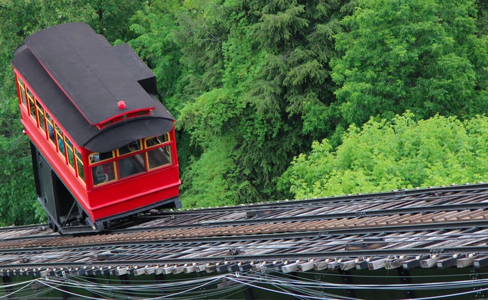 Muốn biết người ta xây đường tàu leo núi như thế nào, hãy nhìn 13 ví dụ ấn tượng này