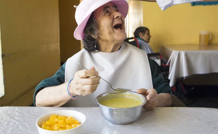 Đại học Harvard cho biết phụ nữ lạc quan sẽ sống thọ hơn nhiều thế nên các anh đàn ông đừng có làm họ buồn