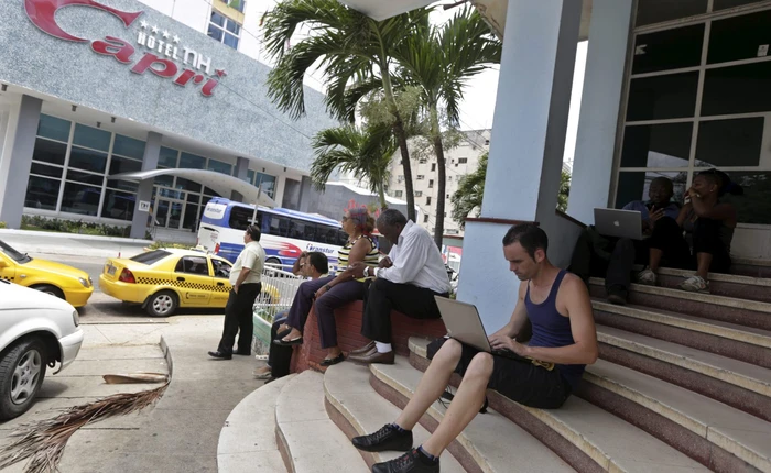 Hãy xem người dân Cuba đối phó với mạng internet cực chậm nhưng vô cùng đắt đỏ như thế nào