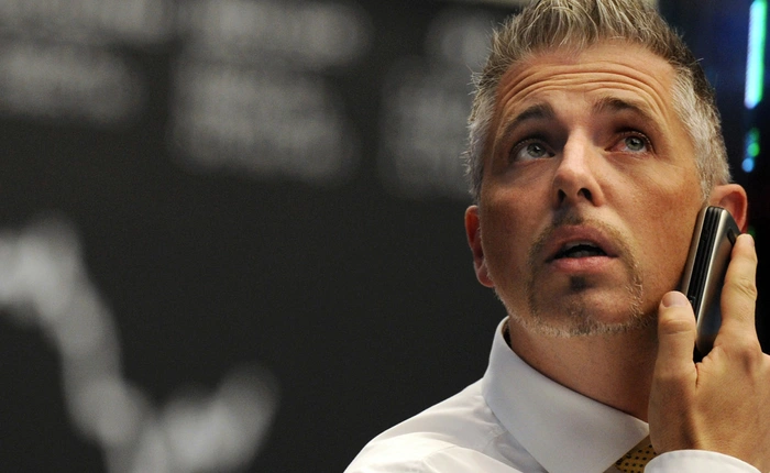 Nếu dùng iPhone, hãy cầm nó ở tay phải khi nghe điện thoại, đây là lý do tại sao