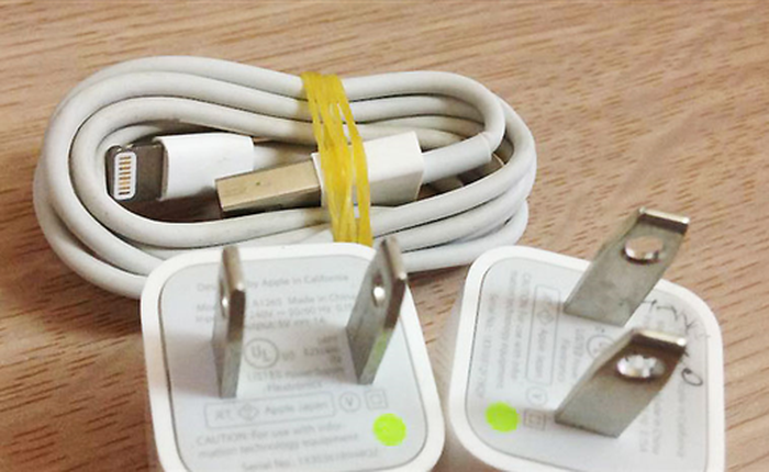 Người Trung Quốc bán linh kiện iPhone giả tại Móng Cái