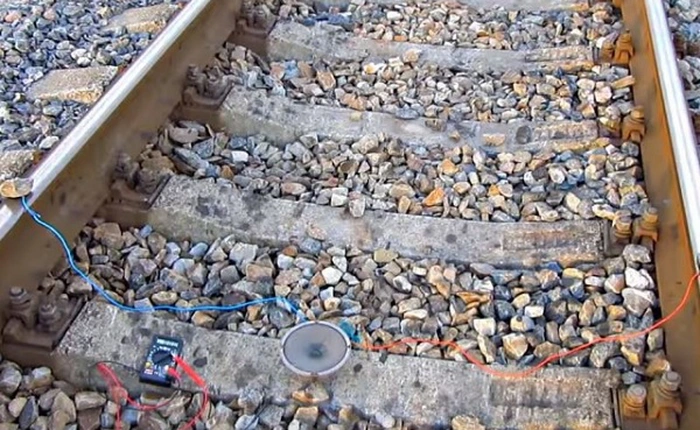 Đừng bao giờ sạc điện thoại theo kiểu liều mạng như anh chàng này