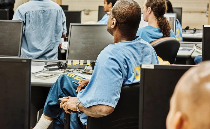 Lớp học đặc biệt đào tạo coder đằng sau song sắt nhà tù