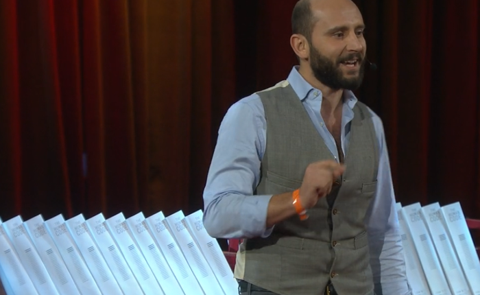 Nhà khoa học này đã in 172 cuốn sách để chứng minh về mặt di truyền, tôi và bạn giống hệt nhau