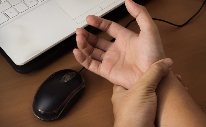 Đây mới là cách cầm chuột gõ phím chính xác, giúp tay bạn không còn mỏi và đau