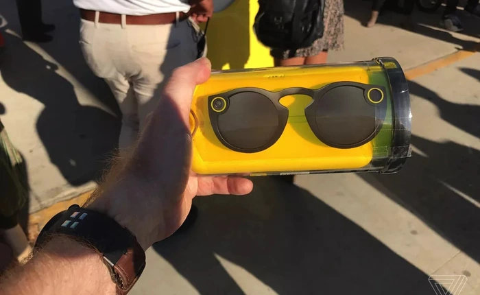 Kính mát của Snapchat cháy hàng, eBay đội giá lên mức 20 triệu đồng!