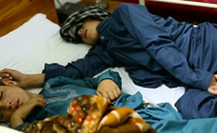 2 đứa trẻ mắc chứng bệnh kỳ lạ: trở thành người thực vật mỗi khi mặt trời lặn