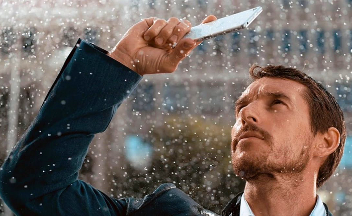 Bão đã đổ bộ, anh em lưu ý 5 bí kíp này để bảo vệ điện thoại khỏi mưa gió