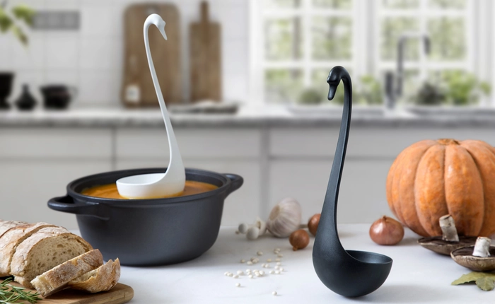 Cùng ngắm chiếc muôi thiên nga tự nổi trên mặt nước, giá hơn 300.000 đồng