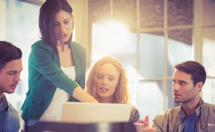 Làm thế nào để được sếp và đồng nghiệp tôn trọng khi bạn là người ít kinh nghiệm nhất nhóm?