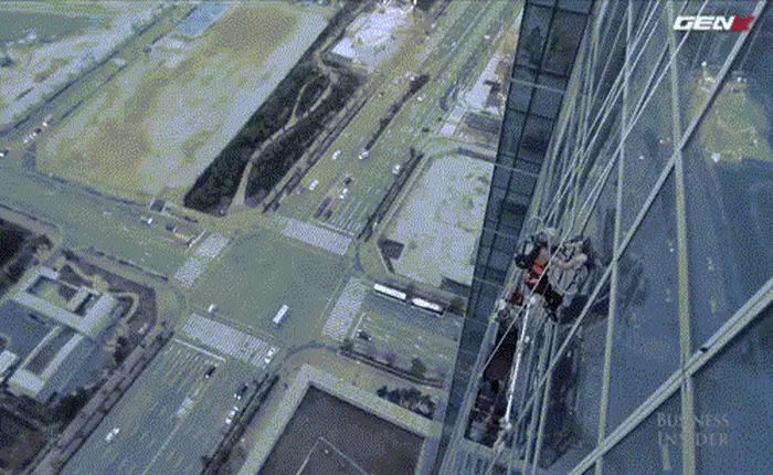 [Video] Cô nàng chỉ dùng máy hút bụi để lên đỉnh tòa nhà chọc trời