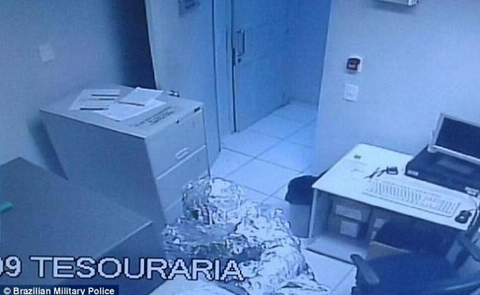 2 tên trộm sử dụng cách không thể tin nổi để qua mặt hệ thống báo động của ngân hàng