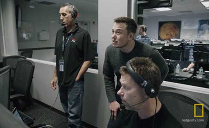 Xem Elon Musk và 500 anh em sướng run bắn người khi tên lửa Falcon 9 lần đầu tiên hạ cánh thành công