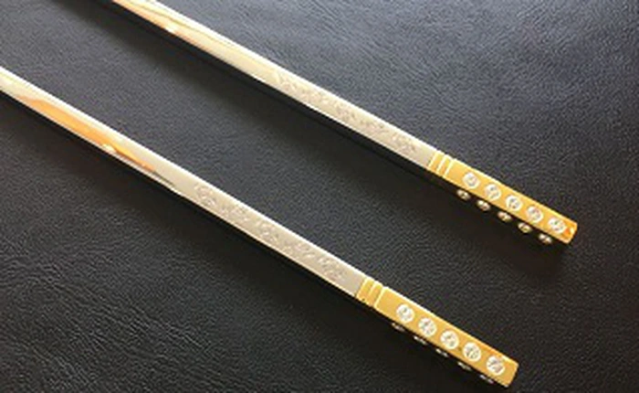 Ăn xong bữa ăn này, bạn sẽ được cầm về đôi đũa đính kim cương trị giá 17.000 USD