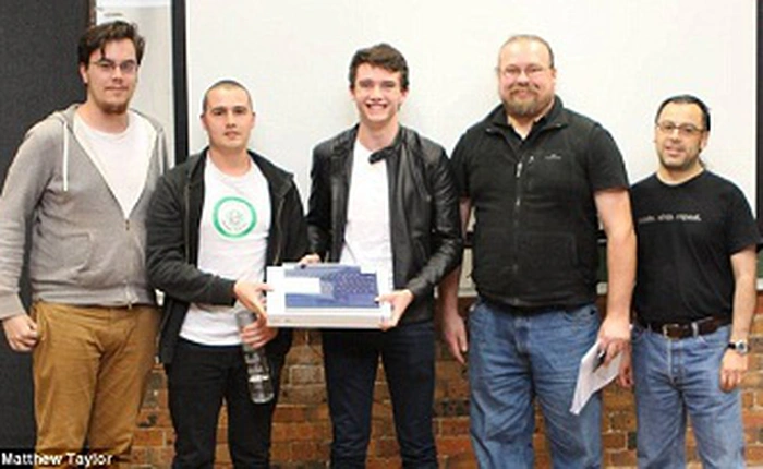 Hai cậu sinh viên thiết kế trang web giá 500 USD tốt gấp 4 lần trang web 10 triệu USD của chính phủ