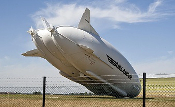 Máy bay khí cầu "Mông Bay" vừa cất cánh đã rơi, đâm vào cột điện